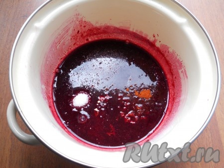 Протереть смородину через мелкое сито, соус поместить обратно в кастрюлю. Добавить соль, сахар, кориандр, нарезанный мелко перец чили, паприку.

