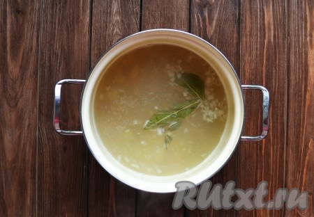 Выкладываем в закипевший бульон картофель, лук, морковь и лавровый лист. Варим до приготовления картофеля. У меня это заняло 15 минут. Вынимаем листики, добавляем соль и душистый черный перец.
