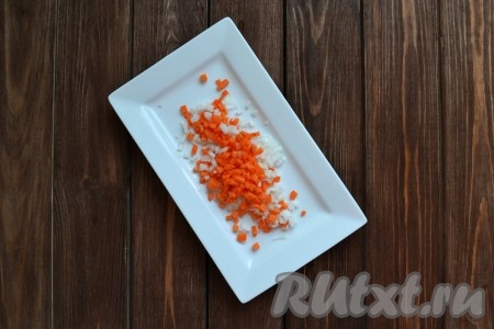 Также кубиками нарезаем вторую половину луковицы и половинку моркови.
