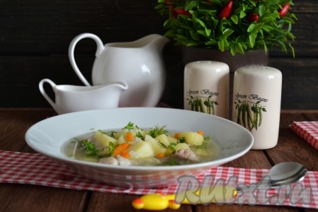 Наливаем в тарелку с рыбой бульон с овощами и подаем на стол, притрусив зеленью. По вкусу можно добавить острый перец. Уха из головы толстолобика получается наваристой и очень вкусной.
