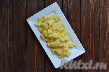 Пока варится рыба, очистим и нарежем кубиками картофель.
