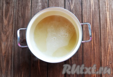 По истечении времени процеживаем бульон. Это сделает уху более светлой и уж точно уберет всевозможные &nbsp;косточки. И снова отправляем на огонь. Голове толстолобика даём остыть.
