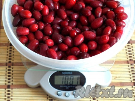 Ягоды кизила промыть проточной водой, удалить хвостики и порченые ягоды.