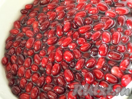 Сначала приготовить сахарный сироп: в миску, в которой будем готовить варенье, влить воду, всыпать сахар, поставить на огонь, постоянно помешивая, довести до кипения и продолжать варить на небольшом огне до полного растворения сахара. В сироп аккуратно выложить ягоды кизила.