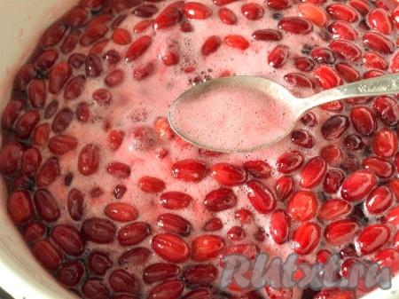 Проварить ягоды 8 минут, снимая ложкой образовавшуюся пенку. Затем снять с огня и отставить на 6 часов. Спустя это время опять довести варенье из кизила до кипения, снова проварить 5-7 минут, не забывая снимать пену. Ещё раз отставить варенье на 6 часов. В третий раз снова довести до кипения, проварить варенье и сразу разлить по сухим стерильным баночкам, закатать, предварительно прокипяченными крышками. Перевернуть банки с вареньем, укутать тёплым одеялом до полного остывания.