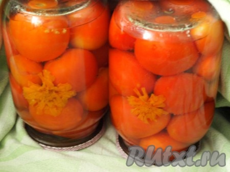 После стерилизации банки закатать ключом или винтовыми крышками, если используете такие банки. Перевернуть банки дном вверх, накрыть одеялом до полного остывания.
