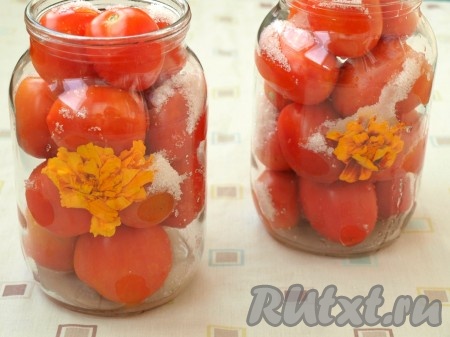 Соль, сахар, уксус добавить в банки с помидорами.
