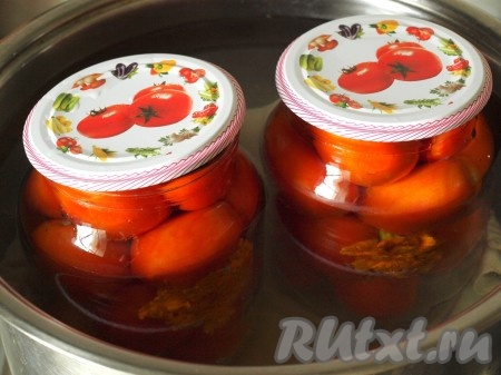 В банки налить холодную фильтрованную воду и накрыть крышками. Дно кастрюли застелить льняной салфеткой, поставить банки и наполнить кастрюлю холодной водой "по плечики" банок. Поставить кастрюлю на огонь и стерилизовать банки с помидорами 10 минут с момента закипания воды на небольшом огне.
