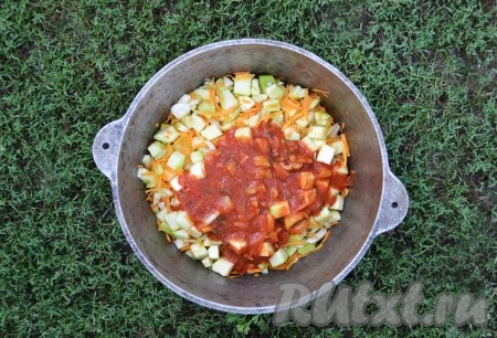 С помидоров снимаем шкуру и перемалываем мясорубкой или блендером. Вливаем томатный сок к остальным овощам в казан (или толстостенную кастрюлю).
