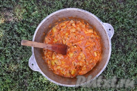 Накрываем крышкой и ставим на слабый огонь. Цукини пустят сок и жидкости станет много. Тушим кабачковую икру 40-50 минут - должна уйти практически вся жидкость. Периодически нужно аккуратно помешивать. В конце готовки добавляем соль, измельченную петрушку, душистый и, по желанию, острый перец.&nbsp;
