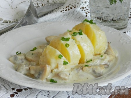 Очень вкусный соус из шампиньонов со сметаной готов. Этот грибной соус универсален, его можно подать в качестве дополнения к различным гарнирам (например, к макаронам или с отварным картофелем). Я в этот раз решила подать его к картошке.&nbsp;