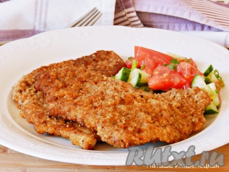 Вкусные, нежнейшие отбивные из филе индейки готовы.