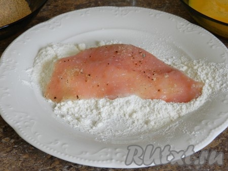 Отбивную из индейки обвалять сначала со всех сторон в муке.
