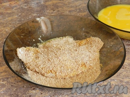 Затем окунуть в яйца, а затем обвалять в сухарях.
