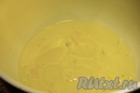 Белки помещаем в сухую, чистую форму и начинаем их взбивать с помощью миксера или венчика. Сначала взбиваем одни белки, и когда они хорошо будут взбиты, постепенно добавляем сахар. Если в конце взбивания будет не хватать сахара для плотной пены, то сахара добавляем еще.