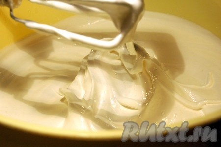 Взбиваем до состояния жестких пиков, т.е когда безе не сваливается  вниз.