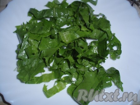 Листья салата порвать руками или нарезать. Выложить на тарелку.
