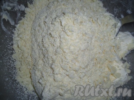 Для приготовления заливки в отдельную посуду выложить сметану, добавить натёртый на крупной тёрке шоколад.
