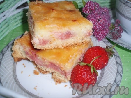 Пирог с клубникой и сметанной заливкой