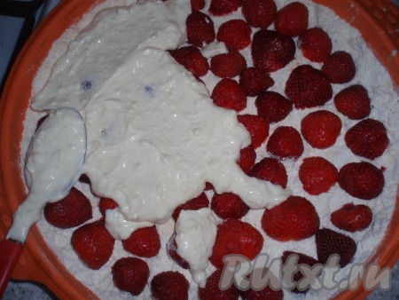 На тесто выложить клубнику. Покрыть сметанной заливкой.
