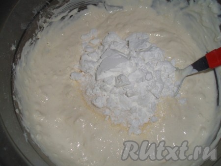 Перемешать сметану с шоколадом, добавить крахмал, сахар (количество сахара регулируйте по вкусу и в зависимости от сладости ягод), тщательно перемешать ложкой сметанную заливку.