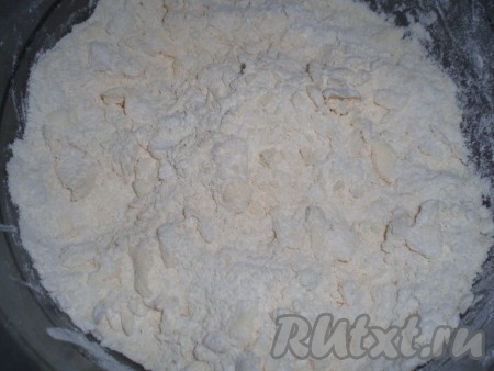 Холодное сливочное масло нарезать кусочками прямо в муку и перетереть руками до образования крошки, наше тесто-крошка готово.
