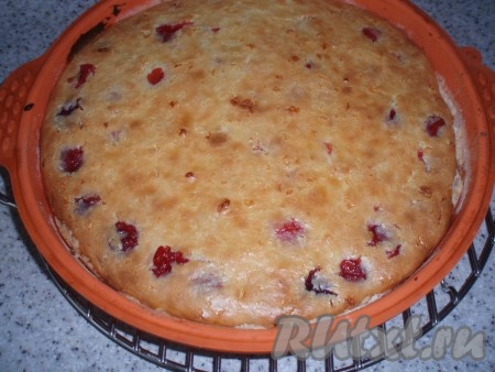 Пирог с клубникой и сметанной заливкой поставить в нагретую до 200 градусов духовку и печь 30 минут, затем допечь 10-15 минут при температуре 180 градусов. Готовую выпечку остудить и можно подавать. На следующий день пирог пропитывается и становится ещё вкуснее.