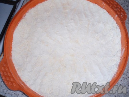 Тесто-крошку выложить в форму (у меня форма диаметром 26 см), слегка утрамбовать руками.
