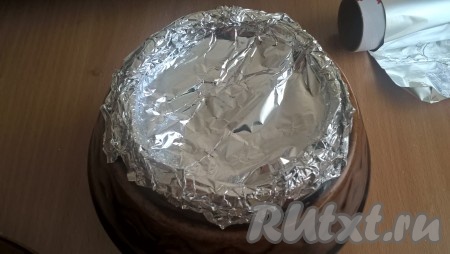 У меня нет крышечек от горшочков, не сохранились, поэтому я сделала их из фольги. Можно сделать также хлебные крышечки из самого простого теста: 1 яйцо, треть стакана воды, соль и сода на кончике ножа, муки сколько возьмет, вымешиваем, тесто должно быть плотным, эластичным, не липнущим к рукам. Накрываем тесто и оставляем минут на 20-30, оно станет мягче и эластичнее. Затем раскатать чуть больше, чем диаметр горшочка, чтобы были края, и накрыть горшочек.