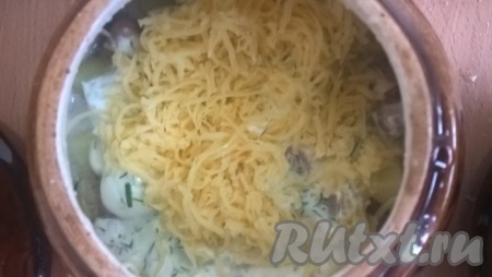 Сверху присыпать сыром по желанию.
