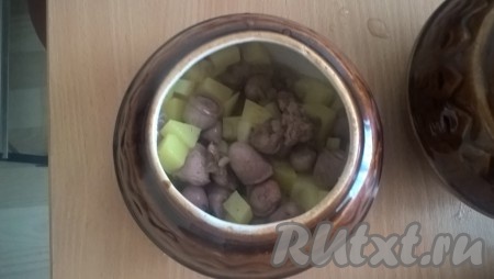 Начать раскладывать по горшочкам: налить немножко воды на дно, выложить картошку, затем сердечки. Посолить, добавить специи по вкусу (я делала без них), добавить щепотки три сахара, перемешать все ингредиенты.