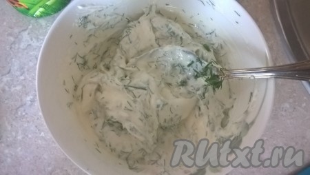 Смешать сметану и мелко нарезанный укроп в тарелочке, слегка посолить.
