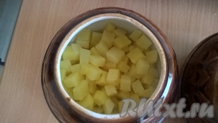 Начать раскладывать по горшочкам: налить немножко воды на дно, выложить картошку, затем сердечки. Посолить, добавить специи по вкусу (я делала без них), добавить щепотки три сахара, перемешать все ингредиенты.