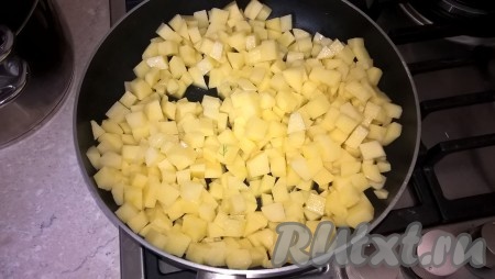 Подготовим продукты, куриные сердечки предварительно очистить и вымыть, затем нарезать или можно готовить целиком&nbsp; -&nbsp; кто как любит. Я разрезала сердечки пополам (на две части). Картошку нарезать кубиками и обжарить на сковородке на растительном масле, иногда помешивая, минут семь.
