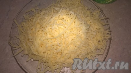 Натереть сыр на мелкой терке. Муж любит все с сыром, только ради него добавила, а по мне так и без сыра очень вкусно и сытно, так что можно обойтись и без него.
