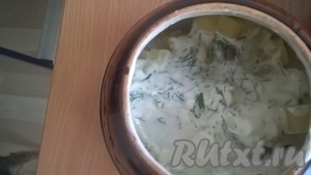 Выложить сметанную смесь и капнуть в тарелку, там где была сметана, немного воды и снова столовой ложкой распределить эти остатки сметанной воды по горшочкам. 
