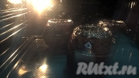 Включаем духовку на 180 градусов и отправляем горшочки в духовку на 2 полку. Готовится жаркое с куриными сердечками, картошкой и сметаной примерно 30-40 минут, время засекать нужно с того момента, как разогреется духовка до нужной температуры.
