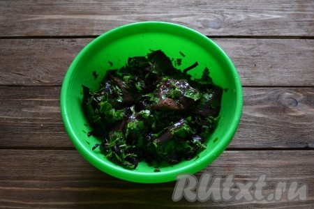 Выкладываем в зелень баранью печень и перемешиваем. Накрываем пищевой пленкой и оставляем мариноваться минут на 30.