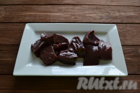 С бараньей печени снимаем пленочку, это сделать очень легко. Главное начать, поддеть пальцами ее с одного края, а затем она легко пойдет. Нарезать печень одинаковыми кусочками.
