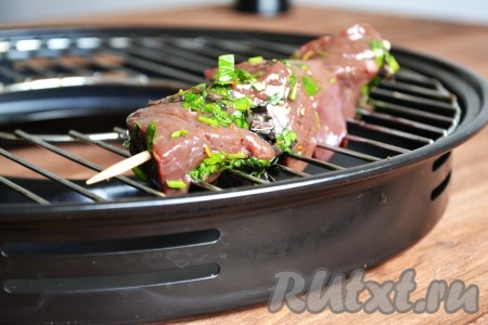 Нанизываем баранью печень на шпажки (если готовите дома) или на шампуры (если готовите на природе) и выкладываем на решетку гриль, предварительно смазам ее подсолнечным маслом, чтобы печенка во время жарки не пристала. Если жарите на сковороде гриль, то в поддон вливаем немного (50-70 мл) воды и ставим на маленькую конфорку на слабый огонь на 15 минут. Если готовите в духовке, выкладываем шпажки на бортики жаропрочной формы, предварительно налив в неё немного воды, и ставим в разогретую до&nbsp; 180 градусов духовку на 15-20 минут. Ни на сковороде, ни в духовке переворачивать шпажки не нужно - шашлык приготовится равномерно.&nbsp;А вот если Вы решили приготовить на мангале, там нужно несколько раз перевернуть, но не часто, чтобы не пересушить.&nbsp;Готовность печени можно проверить, разрезав ножом (печень готова, если не выделяется сок розового цвета).&nbsp;
