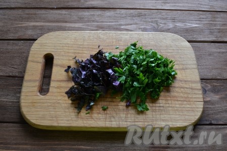 Кинзу и базилик моем и нарезаем мелко. 
