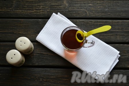 Заварку (или пакетики) заливаем 250 мл кипятка и оставляем на 5 минут, чтобы чай заварился.
