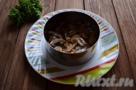 Сверху куриное мясо смазываем крем-сыром (примерно 1 столовой ложкой) и выкладываем грибы.
