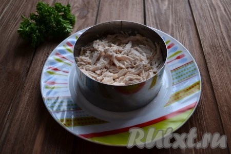 Выкладываем ещё треть куриного мяса, смазываем крем-сыром.
