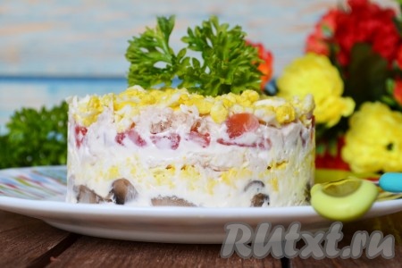 Слоеный салат с курицей и грибами