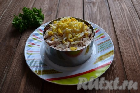 Сверху раскладываем оставшееся куриное мясо, затем добавляем оставшиеся яйца. 
