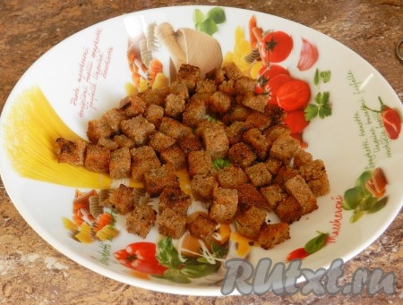 Сухарики высыпать в тарелку.
