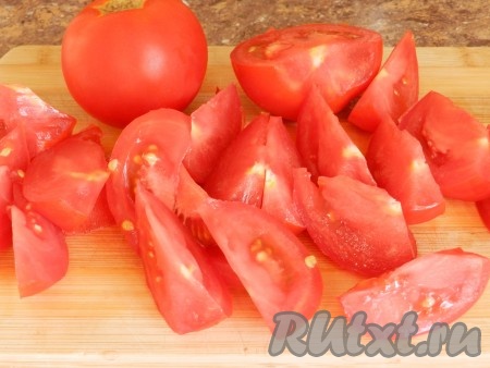 Помидоры нарезать крупными дольками (на 8 частей).
