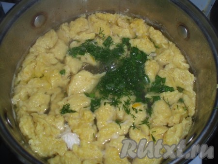 Зелень мелко нарезать и добавить в суп.
