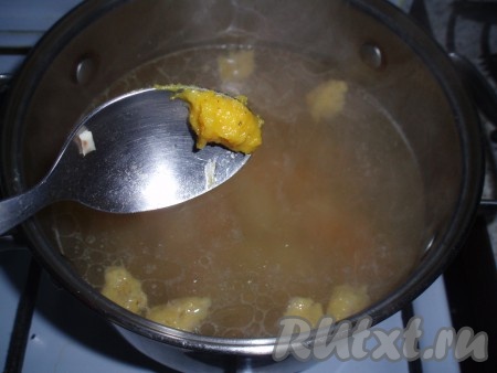 Вскипятить бульон, в кипящий бульон добавить картофель и морковь, огонь уменьшить. Варить 10 минут. Затем с помощью двух ложек сформировать небольшие клецки и добавить в бульон. Варить 10 минут.
